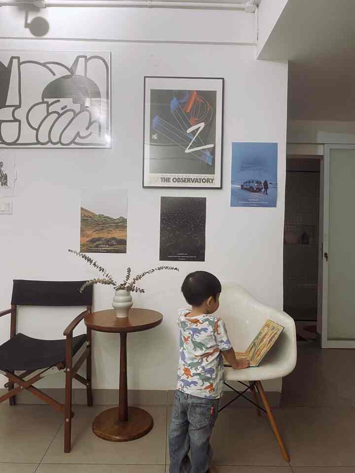 • Area tunggu • Living room aku masih kosong banget, masih nyaman kosong begini karena kebanyakan kami menghabiskan waktu di ruang bermain / kamar / dapur. 

Tapi semoga soon bisa mulai diisi ya, kalau saat ini hanya ditarub side table dan bangku buat tamu yang datang.
Biar ngga sepi-sepi banget, kami pasang frames, posters, dan vas bunga. Langsung enhance sedikit ruangan yg kosong ini.

#livingroomstyling #livingroomdecor #livingroommakeover #livingwithkids #rumahbanjirfriendly
