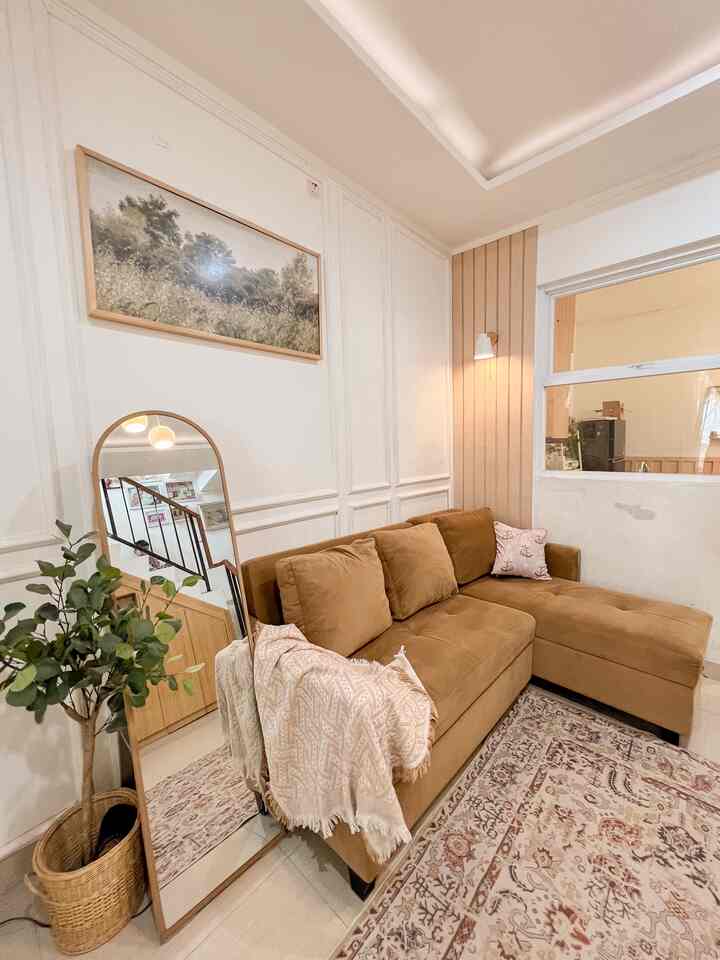 Living room...

Sekaligus ruang tamu.
Teduh, 'hangat', dan sederhana adalah nuansa yang ingin kami ciptakan di ruangan ini.

Funiture yang kami gunakan tidak banyak, hanya sofabed yang yang bisa diubah menggunakan teknik hydrolic dan reclining, karpet, dan backdrop TV untuk menyatukan kebersamaan.

Kami memilih funiture ini karna kami ingin menciptakan suasana santai dan homey. Dan semua ini kami custom menggunakan vendor andalan kami agar semuanya terlihat pas.￼

Tips untuk mendapat look living room seperti ini, gunakan semua barang bernuansa warna coklat, pakai lampu dengan cahaya warm, dan beri pajangan dinding yang bergambar terlihat sejuk.

#livingroomstyling
#livingroomdecor
#livingroommakeover
#livingroomminimalist
#mellanyefendi
#ruangkeluargahangat
#ruangkeluargabernuansaaesthetic
#ruangkeluargaaesthetic
