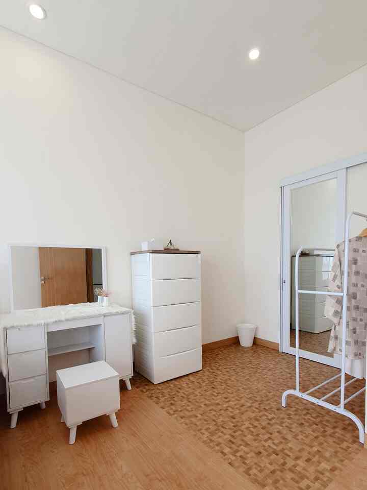 Spot yang jarang muncul, mini walk in closet yang belum ada lemarinya, jadi versi lowbudget dulu hehe.. meskipun begitu, tapi pemilihan furniture dan item dekoratifnya tetap harus sesuai tema, supaya enak dipandang.
#walkincloset
#wardrobeideas
#bedroom
#minimalist
#scandinavian