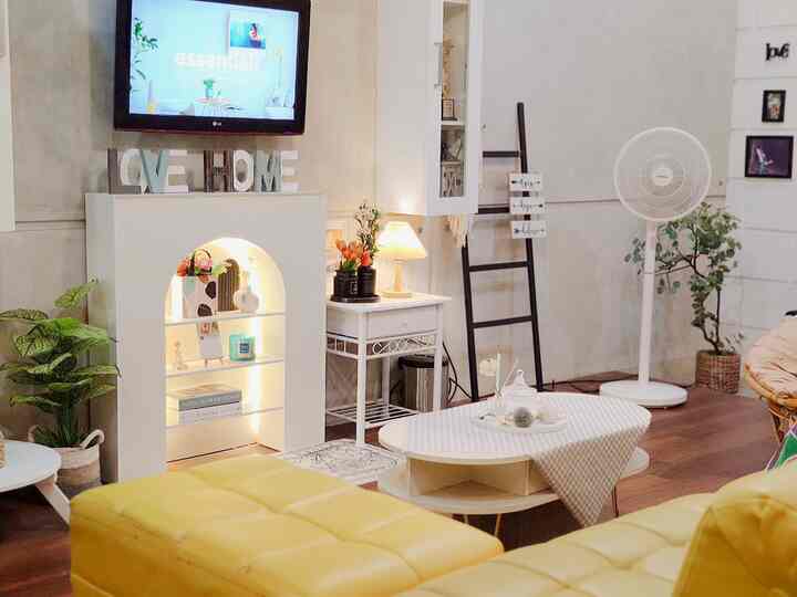 “Living Room” Area yang selalu di geser2 furniturenya buat ganti suasana dari meja Tv, ataupun dekorasi sekitarnya suka dipindah2 kanan kekiri atau sebaliknya 😅
.
.
.
#RuangTamuAesthetic #RuangTamuCantik #MakeOverRuangTamu #Livingroom #dekorasiruangtamu #ideruangtamu #Livingroomminimalis 