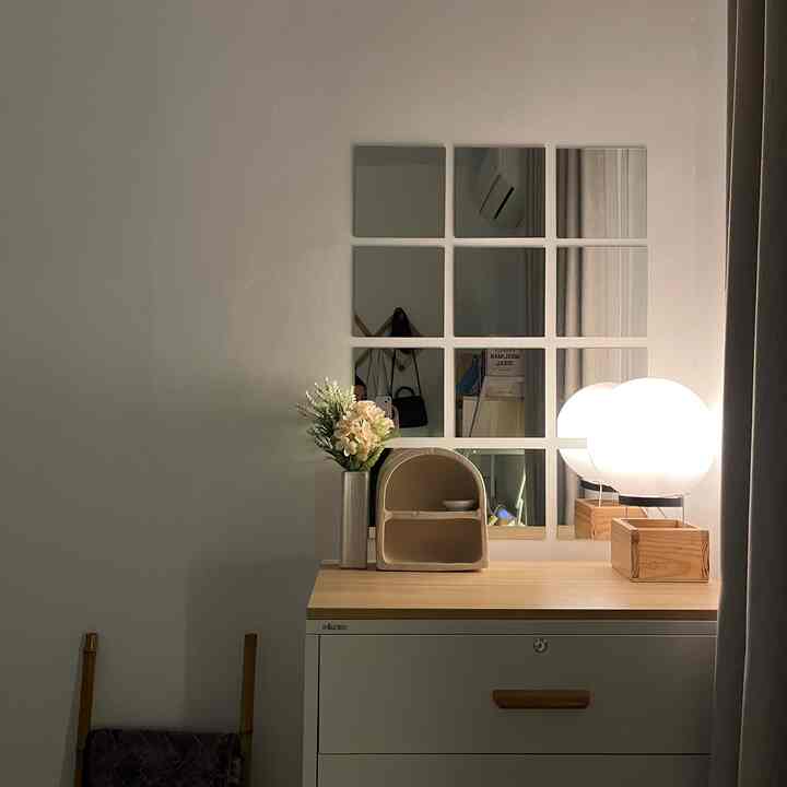 Enaknya tambah kaca lagi sampe plafon kali ya biar lutjuu 😆 #nightvibe #kamartamu #minimalist