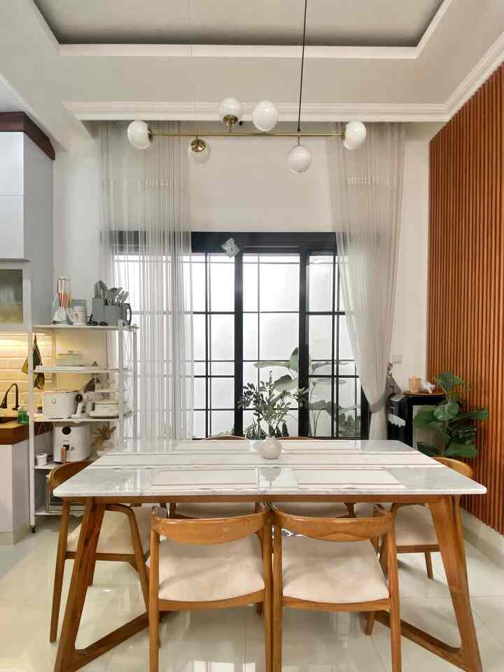 Dining Room
Dulu sebelum renovasi rumah, aku tuh wishlist banget pengen punya rumah dengan taman indoor dan ide ini aku terapin di area dining room. Untuk design, dan inspirasi yang akan diterapkan tentunya aku ambil dari pinterest dan akun-akun home dekor di instagram. 

Makanya nih kemarin waktu proses renov, untak lahan taman indoor udah aku siapin samping dining room dengan penambahan pintu full kaca. Selain menambah rasa sejuk dari tumbuhan juga melimpah cahaya dari atap solar flat area taman.
#rumahtanpaarsitek #selfrenovation #DIY

