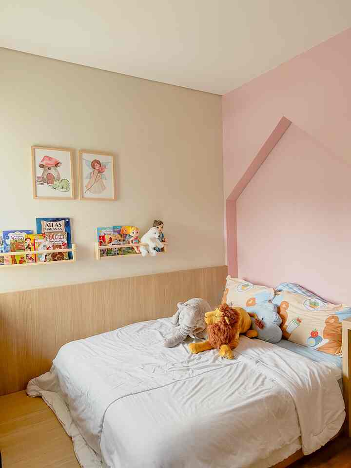 Daughter’s bedroom✨

Kami sengaja bertanya kepada kepada puteri kami, mereka mau design kamar yang bagaimana?
Dan ternyata warna pink adalah pilihannya untuk design kamar..

Supaya lebih terlihat warm, kami padupadankan dengan hpl warna coklat kayu
Dan kami suka sekali perpaduan warna ini

Karena memiliki 2 puteri maka digunakan bed queen size, dengan dipan model tatami supaya memberikan kesan luas meski lahan terbatas

Tidak banyak perintilan di kamar ini,
Supaya anak-anak pun bisa ikut serta bertanggung jawab merapikannya

#KamarAnakPerempuan 
#JapandiKidsBedroom 
#InspirasiKamarAnak 
#PerumahanCluster #BSD 
#JapandiHome #JapandiHouse 
