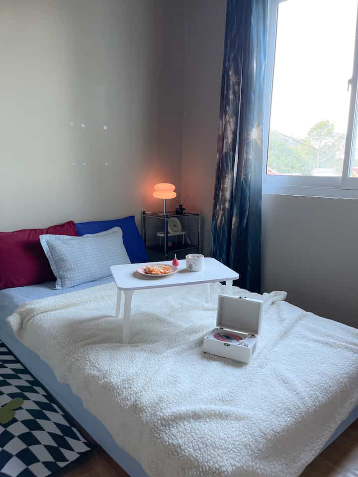 "My Dream Room"
Kamar impianku bukan kamar mewah kayak di hotel. Tapi sesederhana mempunyai jendela yang besar, Korean style kayak kamar-kamar di drakor, dan yang penting cukup nyaman untuk dijadikan tempat istirahat. 
Dan akhirnya aku bisa mewujudkannya di akhir tahun 2022. 
Fyi, kamar ini terletak di sebuah desa yang cukup jauh dari kota. Udara yang sejuk, pemandangan alam yang segar, bikin aku merasa "Pulang" setelah 5 tahun aku meninggalkan rumah ini🤍✨

#koreanroom #kamarestetik #kamarremaja #kamaranakperempuan #roomdecor #roominspo