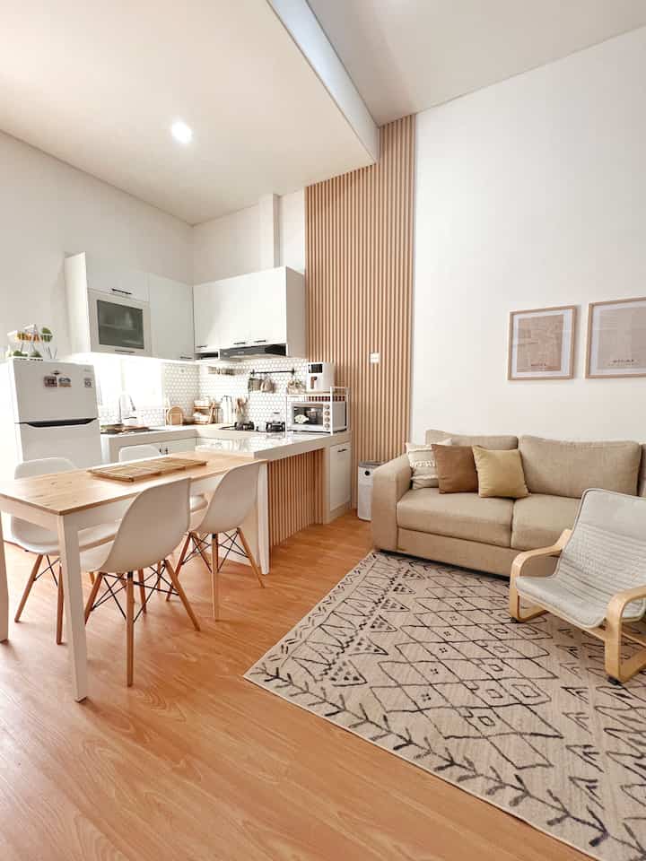 Color Palette yang aku pilih di rumah adalah tones white & wood atau putih kekayuan. Aku suka tones ini setelah melihat banyak referensi rumah dengan tema japandi yang membuat ruangan terkesan netral dan homey

Tidak terlalu sulit memadukan kedua warna ini.. untuk warna wood aku aplikasikan pada lantai dengan memasang vinyl flooring ketebalan 3mm dari Taco. untuk warna wood aku menggunakan kitchen set dengan lapisan HPL Taco juga. Jadi mostly memadukan warna2 yang senada dengan warna white & wood seperti cream, beige, dan coklat

Tips untuk menambah color paletteb pada ruangan di rumahmu, berikan sentuhan warna yang senada dengan tema rumah dan terakhir bisa menambahkan warna hijau dengan meletakan tanaman agar ruangan lebih fresh

#bringcolorstomyhome
#homecolorpalette
#homecolordesign




