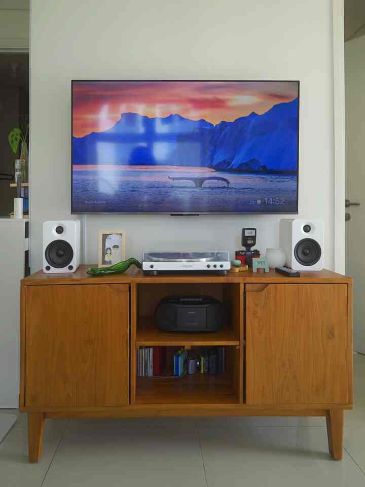 Gak pernah kepikiran sebelumnya buat punya furniture yang di-custom, tapi setelah tinggal di sini selama 2 bulan langsung pengen punya kabinet meja yang banyak storage & custom untuk tempat turning table inspired by Pinterest 😊

Karena tempat yang terbatas di apartemen, jadi lebih wise untuk custom yang sesuai dengan ukuran living room ini. Untuk memilih barang, aku lumayan picky dan gak mau asal beli aja. Jadi, proses pembuatan custom ini pun juga dengan research di Instagram sampai akhirnya dipertemukan dengan @semua_kayu yang lokasinya di Jepara. 

Proses pembuatannya sekitar 2 minggu lebih menggunakan bahan kayu jati asli. Hasilnya memuaskan sesuai dengan ekspektasi walaupun in the end bagian custom untuk turntable gak dipakai dan diganti dengan tempat koleksi vinyl 😆

#customfurniture #personalizedfurniture #uniquefurniture #midcenturymodern #casadecipop #apartemen #sololivingjourney #homedecorinspo #aestheticroomdecor 