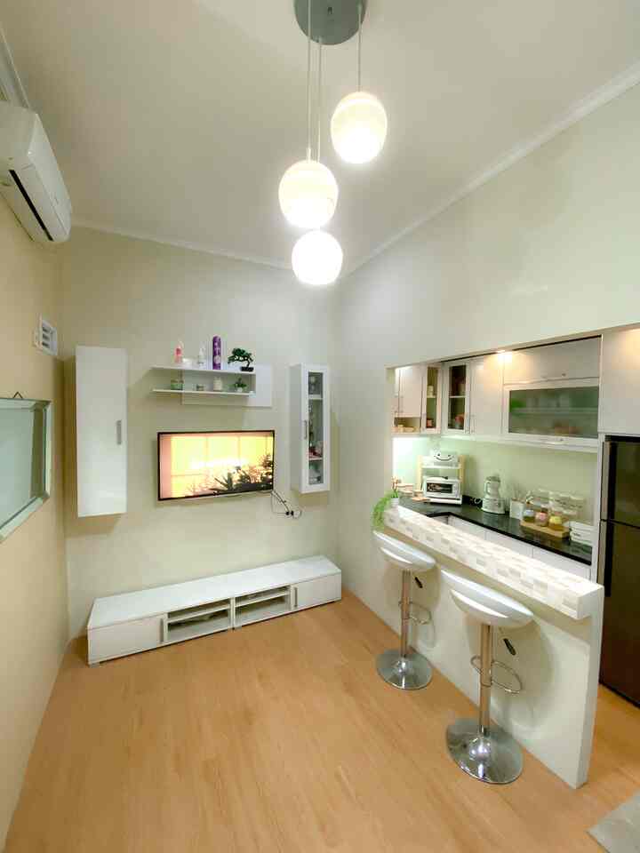 Hai semua, ini adalah ruang keluarga dirumah aku 🤗 Berbatasan langsung dengan dapur bersih yang dibuat ala ala mini bar, mengusung konsep open space sehingga membuat ruangan ini terlihat lebih luas. 

#openspace #livingroom #familyroom #beige