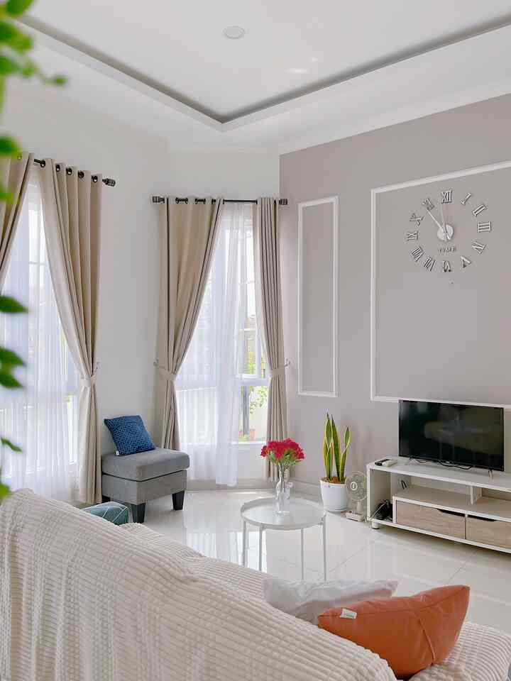 Open Plan House 🏠

valge house menerapkan Open Plan House atau Open space House
Antara Ruang Tamu, Ruang Makan, Dan dapur tidak bersekat.🛋️
Ketiga ruang ini memiliki layout Letter L, agar area dapur tidak terlihat 100% dr ruang tamu
Kami memilih konsep ini karena ingin ruang yg luas dan lega serta sirkulasi udara maupun cahaya bagus.
Setiap ruang ini dikelilingi taman.🌱
Dalam menerapkan konsep ini kami memakai furniture utama dengan warna senada yaitu kekayuan dan putih gading🪟
Untuk sofa karena sudah kami punya sebelum rumah ini berdiri, kami styling dengan warna berbeda agar tidak monoton..
Karea Cat tembok dominan putih bagian background TV kami pilih warna berbeda.
Ruangan ini jadi tempat kumpul keluarga 💕
#openplanhouse #openspacehouse #homedecorinspo #aesthetichomedecor