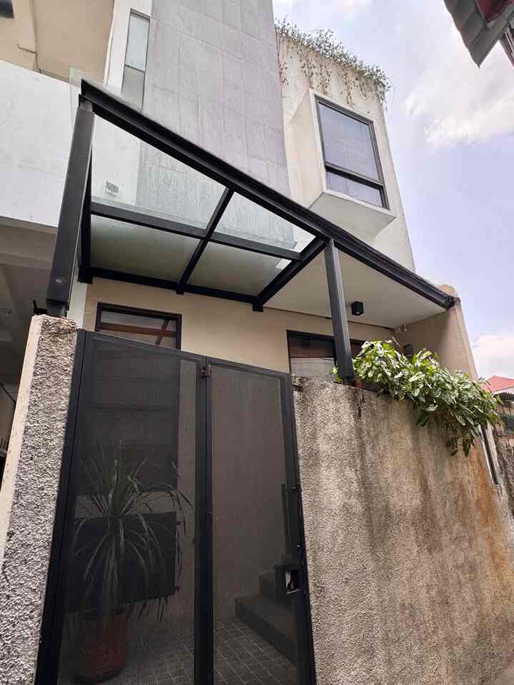 Inilah fasad Tiny House Living High. Karena letak di dalam gang, kami ingin fasad dengan bentuk sederhana namun tetap modern.

Menggunakan niro granite abu-bau untuk fasad, perforated metal dan kaca tempered memberi kesan modern.

#inspirasifasad #designfasad #idefasad #tinyhouselivinghigh