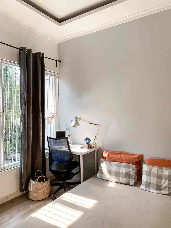 pembaruan ruang kerja..

Ciptakan ruang kerja baru untuk bekerja dan belajar online. Saya sangat menyukai tempat kerja yang dekat dengan jendela yang lebar, karena kalau bosan kita bisa melihat pemandangan di luar, bahkan kalau malam hari pemandangannya romantis.
Saya menambahkan keranjang mendong untuk menyimpan berbagai kabel dan peralatan rapat, cukup praktis karena tinggal dimasukkan ke dalam mangkuk. Cara membersihkannya juga sangat mudah, cukup dilap dengan kain kering secara rutin.
Sprei berwarna krem memberikan nuansa kalem dan tenteram sehingga semakin membuat rileks.
Tirai anti tembus pandang dapat menghalangi sinar matahari di siang hari jika terasa panas.

#workingdesk #mejakerjaminimalist #kamartidur #kamartidurestetik #mejakerjalowbudget #rumahcluster #mejaikea #ikea #aestheticbedroom