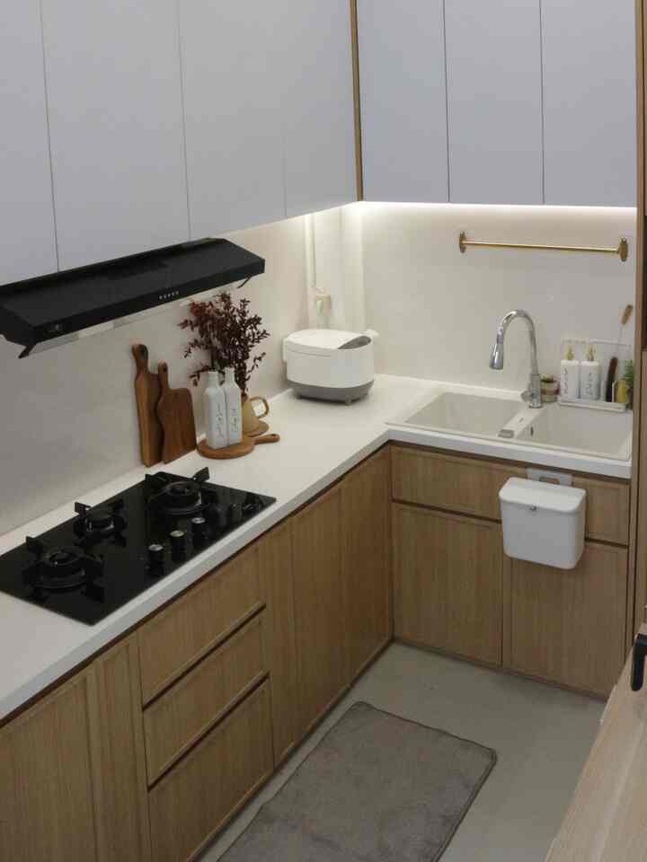 Dekorasi Dapur Low Budget

Rumah eigen memilih satu item spotlight di dapur yang low budget yaitu talenan kayu. Diproduksi oleh artisan lokal di Ubud, bentuknya unik, materialnya kokoh, dan tentunya estetik. Material kayu ini tentu salah satu bagian dari gaya japandi yang kami pilih. Tanpa banyak perintilan lain dapur kamu juga bisa cantik dengan talenan ini 😂

Semua talenan ini ku beli di harga 50 - 60 ribuan aja.
Tempat sampah juga ku beli di harga promo 30ribuan aja. Jadi mempercantik dapur itu bisa dengan sedikit item tapi menjadi spotlight. Dapur juga lebih terlihat clean dan mudah di maintain 😊

#LowBudgetKitchen #LowBudgetKitchenMakeOver #LowBudgetKitchenInspiration #japandi #rumahdeveloper #tangsel #85sqm