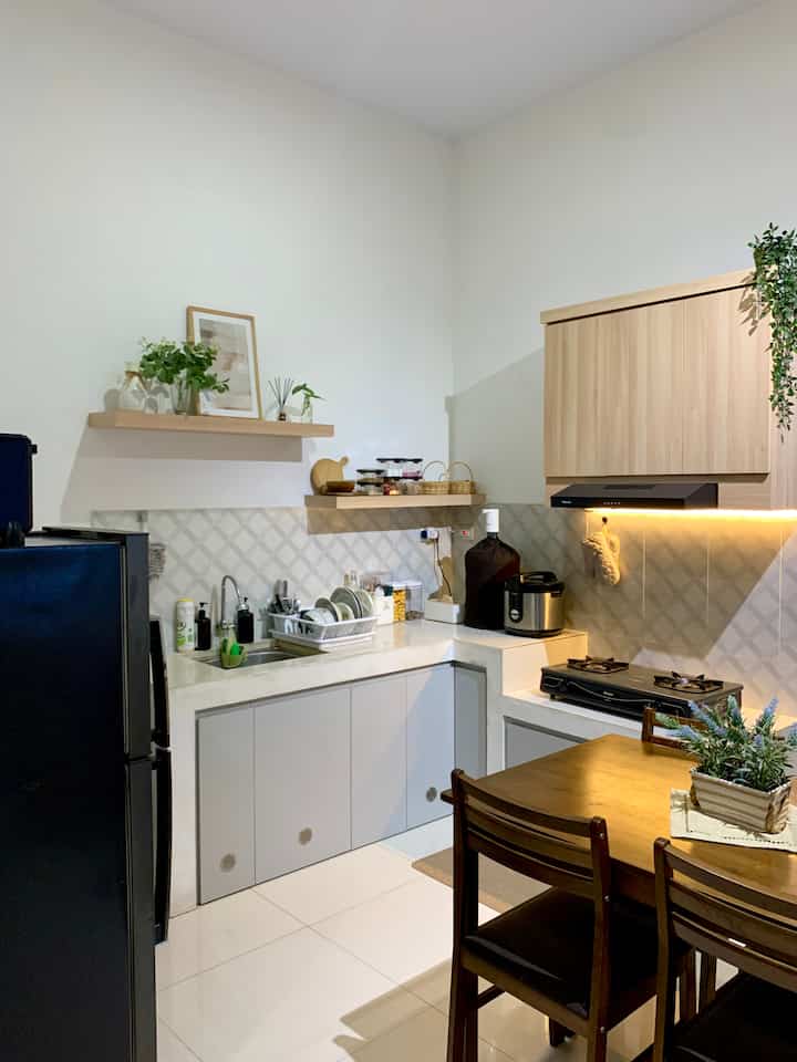 Halo, saya Nadia dengan @rumah.HMA
ini salah satu tempat favorit saya di rumah karena saya desain sendiri dengan desain minimalis yg low budget pastinya 😀

#homedecor #homedecoration #livingroom #tanggaminimalis #tanggarumah #homestyle #homeinspiration #homeinspirations #homeinterior #rumahminimalis #rumahsimpelminimalis #dapurminimalis #dapursimple #dapurminimalismodern #dapursimpelminimalis #kitchensetminimalis #kitchensetminimalis