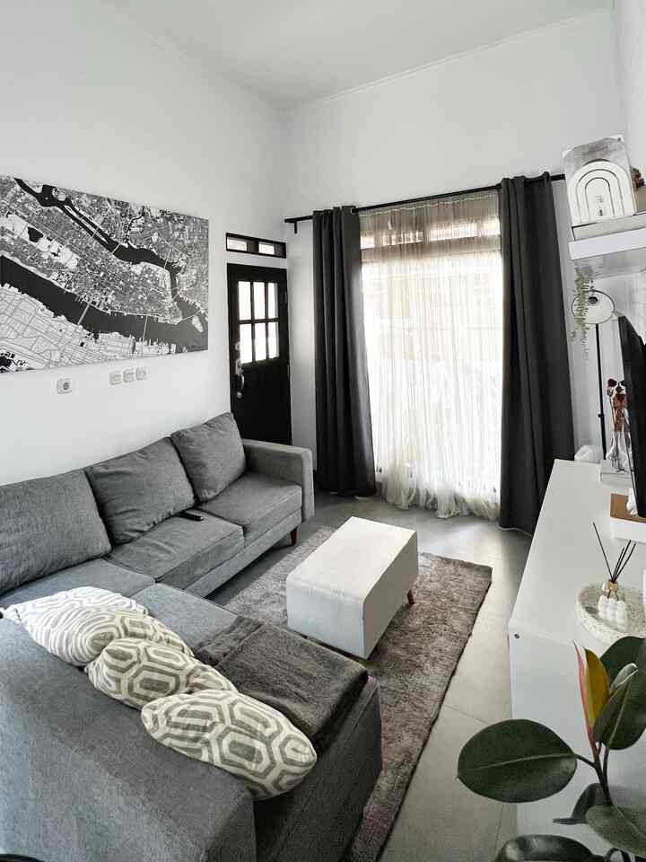 Living room dirumah ini adalah satu-satunya tempat untuk kami berkumpul. Karena kami ingin menciptakan living room yg calm dengan tema monochromatic tapi tetap terkesan homy. Sehingga kami tata sedemikian rupa agar living room ini dapat menampung beberap orang. Kebanyakan furniture pada living room kami dapatkan dari IKEA dan onlinestore. Kami memakai sofa sudut dan karpet sebagai tempat duduk. Pada living room juga terdapat tv yang menempel pada dinding. Sebagai tambahan kami menempatkan rak untuk mengorganisir barang-barang yang ada. Sehingga tidak berceceran dan tertata rapi.

#livingroomstyling #livingroomdecor #livingroommakeover #minimalis #rumahmungil #americanstyles #rumahgayaamerica #ruangtamu #livingroom #rumahindustrial #homedecorinspo #roomdecorinspo #aesthetichomedecor #bandung #pinturumah #granite #lantairumah #lantaigranite #monochromehome #monochrome #45m2 #desaininteriorrumah #desaininterior #interiorrumah #interiormodern #homedecor #homedecorenthusiast #aesthetic #aesthetichomedecor #dekorasirumah 