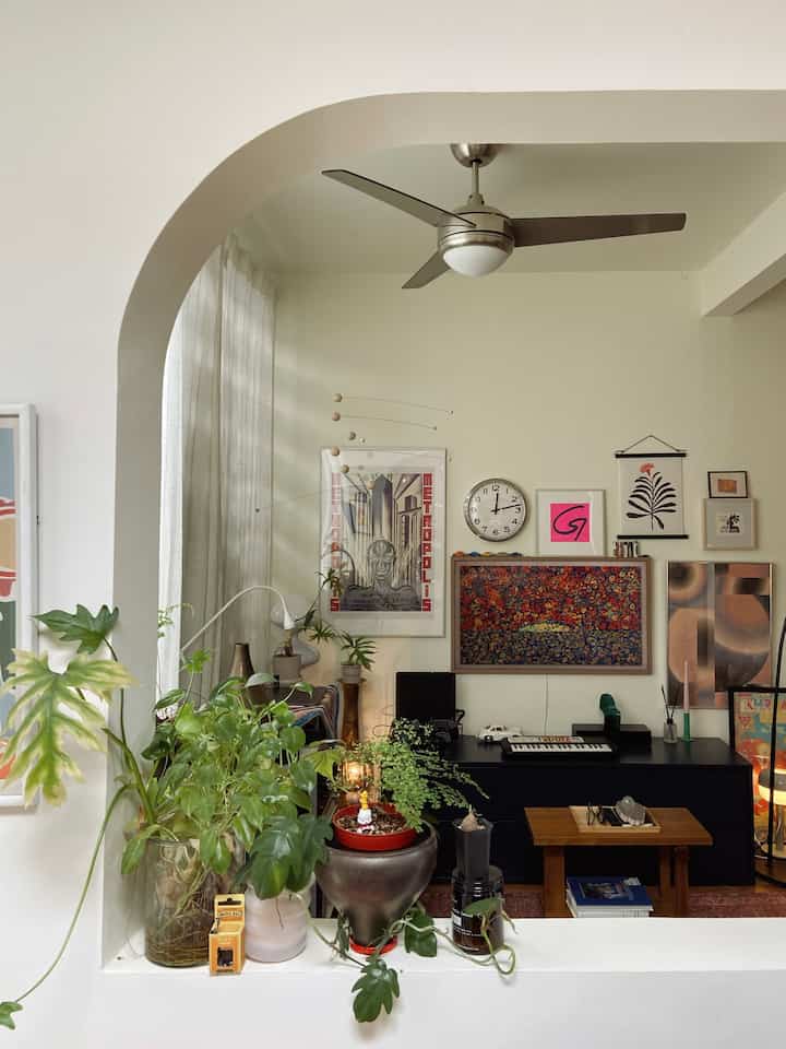 私たちのリビングルームに特化した別の投稿🛋️
私たちの家具のほとんどはIKEAのものです。デザインが気に入っており、デザイナーズ家具よりも比較的手頃な価格です。また、非常に汎用性が高く、基本的なIKEAの家具を使用しても自分好みのリビングルームを作ることができるのが気に入っています。

この家では、新しい家具とヴィンテージの家具を組み合わせたり、たくさんのオブジェクトを展示したりするのが大好きです。なぜなら、私は徹底的なマキシマリストだからです 💛✌🏼

#リビングルームスタイリング
#リビングルームの装飾
#リビングルームの模様替え
#小さなスペース
#ミッドセンチュリーモダン