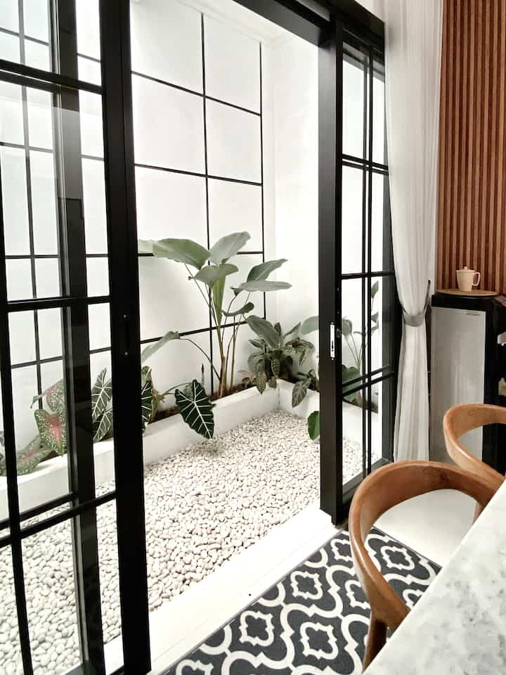 Taman indoor ini berada di samping ruang makan dan yang paling aku suka karena disini melimpah cahaya. Dibuat dengan design void dan skylight solar flat sehingga cahaya matahari masuk kedalam taman. Agar terlihat lebih aesthetic untuk bagian dinding aku buat aksen tali air berbentuk persegi ukuran 60x60cm. Tips untuk membuat taman indoor wajib menggunakan atap tembus pandang seperti ini yaa supaya tanaman masih dapat berfotosintesis dengan baik 🤍 

#dekorasitamanindoor #dekorasitaman #inspirasitaman #inspirasitamanindoor #tamanstyling #gardenstyling 