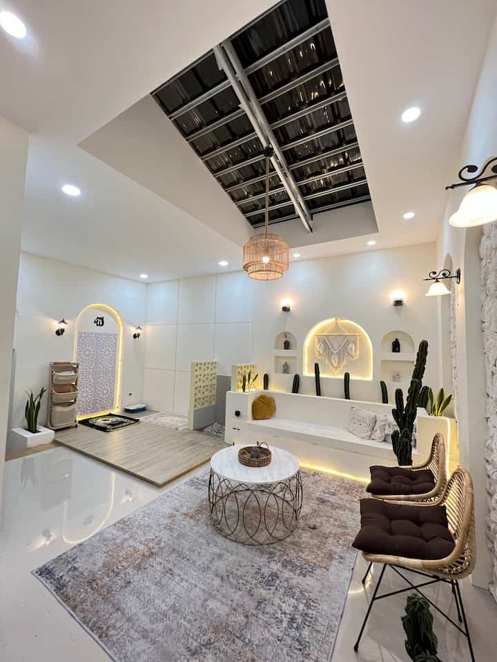 Musholla berukuran 2,4m x 3m ini saya design sendiri dengan konsep open space yg menyatu dengan ruang santai dan sengaja didesign juga area wudhunya yg menyatu. 
.
.
.
#myhomejourney #ceritarumahku #myfavoriteroom #mishahome #bandung #livewithkids #minimalis #japandi #mediteania #rumahcluster 