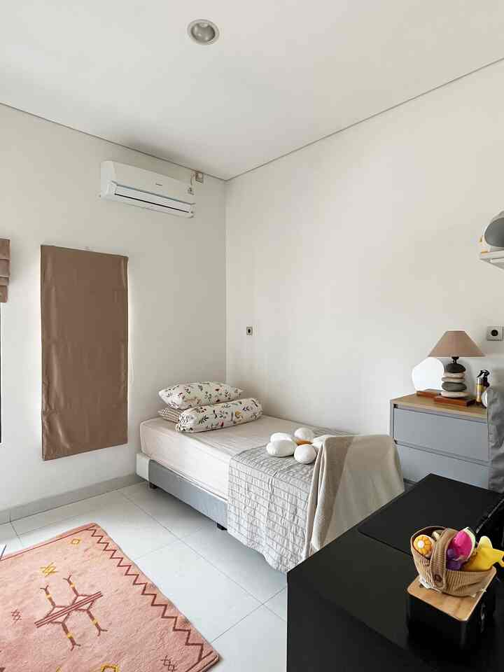 GUEST ROOM/ KAMAR TAMU

Kamur tamu di NRHome tidak terlalu besar, namun yang kami suka dari kamar ini adalah pencahayaaan yang cukup terang karena adanya jendela ventilasi. Sehingga perputaran udaranya pun baik. 

furniture yang kami gunakan saat ini tidak custom namun kami tetap memilih warna sesuai dengan tone rumah kami. 

Agar kamar terlihat aesthetic itu harus rapih dan bersih.
Tamu pun akan lebih nyaman🤎 

#BedroomDecoration
#BedroomInspiration
#BedroomStyling
#kamarbermain #kamartamu #kamartidur 