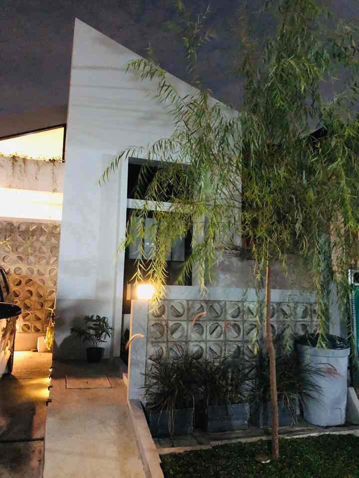 Facade at Night
Facade yang tampilan miring menjadikan point of interest di area outdoor, dan pemakaian roster untuk membatasi mini garden, karena kita tidak menggunakan pagar..pemakaian roster di teras juga membatasi area teras  bisa menutupi pintu masuk agar privacy lebih terjaga. Pada malam hari pemakaian led solar di beberapa titik dan pada nomer rumah.

#facadeinthenight #nightvibes #desainrumah #rumahindustrialtropical #roster #liveslowly
