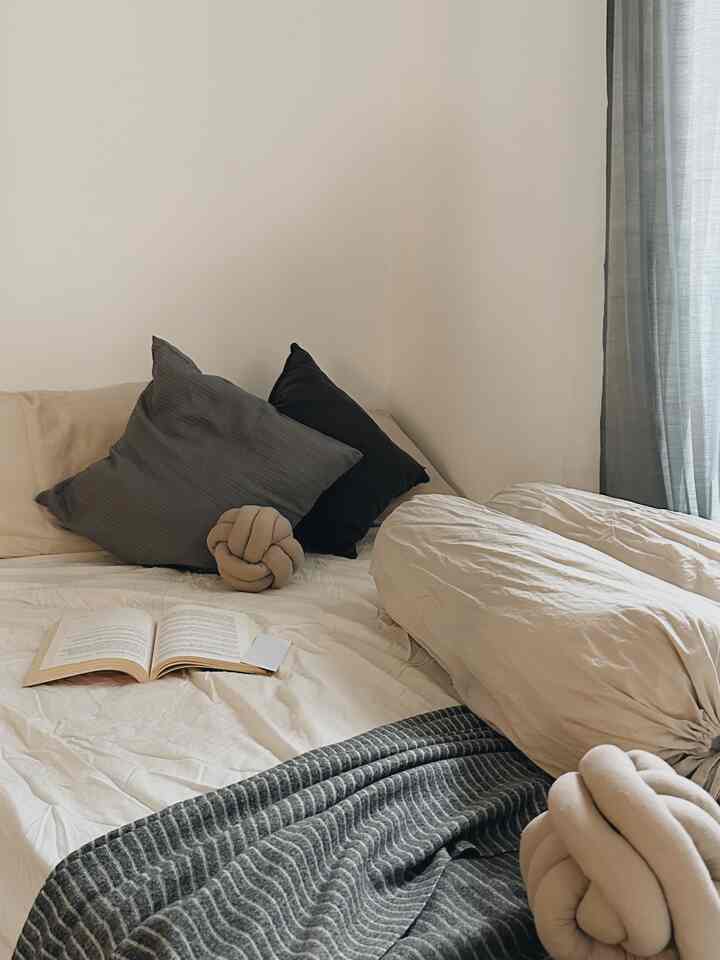 Selamat Sore Tetangga O House!

Kali ini kami mau memperkenalkan ruangan yang jarang ke mention di casadirio 😛✌🏼 Kami menyebutnya kamar senja atau kamar IKEA (iyaaa karena semua produk disini dari IKEA semua 🥲)

Kenapa kamar senja? Karena kamar ini sering dpt pantulan cahaya sore dari ruang tamu sama biasanya kalau Bukbojo mau santai-santai sambil baca buku nah Bukbojo sering duduk di sini.

Tema kamar ini memang masih belum mirip sama Japandi style karena kami masih memikirkan design Japandi seperti apa yang cocok dengan ruangan ini. Ruangan ini juga diperuntukan untuk kamar tamu casadirio. 

Untuk colour tone masih sama yang kami gunakan lebih ke warna cream, putih, dan abu - abu. Namun karena beberapa furniture ada warna sage ke cream gitu jd kedepannya untuk style kamar ini akan ada warna tersebut. #dekorasikamartamu #dekorasikamar #BedroomDecoration #BedroomInspiration #BedroomStyling
