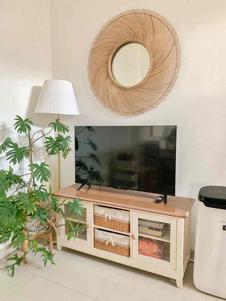[ family room ]

Nuansa wood membuat family room terasa lebih hangat. Saya tambahkan standing lamp agar lebih estetik dan intimate di ruang keluarga ini. 

#mininalis #ruangkeluarga #ruangtv #kabinettv #ruangkeluargaestetik #aestheticroom 