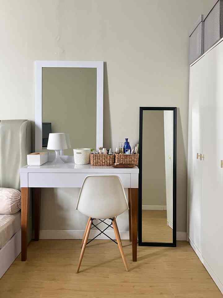 Closet area in the main bedroom🙌🏻 banyak pake warna putih biar gampang mix match dengan furniture lainnya✨

#minimalist #scandinavian #homedecorinspo #aesthetichomededor #rumahcluster #bandungtimur #rumahmungil #livewithkid