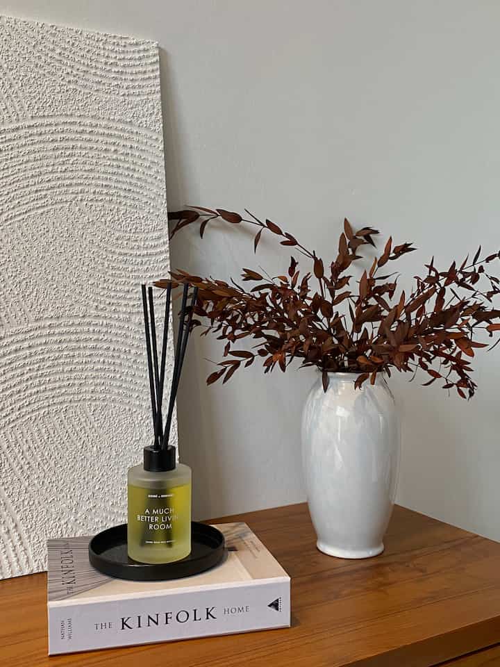 Menurut kami penambahan reed diffuser untuk ruangan cukup mempengaruhi mood kami. Ruangan full wangi seharian membuat kami terasa lebih happy. Kami pecinta wewangian, dibandingkan scented candle, kami lebih prefer reed diffuser. Reed diffuser ini memiliki aroma floral + woody. Feels like ada di lobby hotel mewah 🤎✨

#decorlowbudget #sudutestetik #livingmybestlife #homestagram #inspirasiruangan #minimalist #rumahdeveloper 
