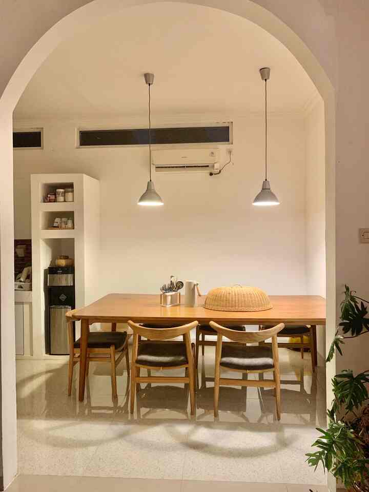 Dining Room at Night Vibes..Calming..

Saya sangat menyukai furnitur kayu terutama untuk area dining room karena durability nya. Lampu gantung dengan lampu kuning akan menambah nilai estetika. Tidak terlalu banyak ornamen dekorasi karena saya lebih menyukai kesan minimalist di area dining room..

#DiningroomDecor #DiningroomIdeas #DiningRoomInspiration #ruangmakan #DiningRoomminimalist #minimalist 