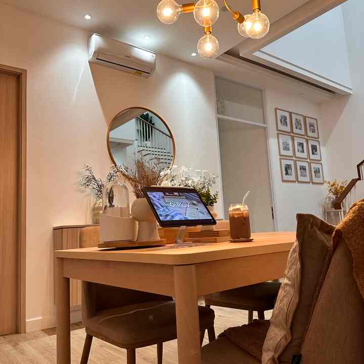 Kalau ditanya ruangan yang kusukai, sejujurnya semua kusuka >o< tapi karena harus memilih, aku paling suka di area open space ini. 

Area di lantai 1 ini memang kami desain untuk area paling banyak beraktifitas, seperti kumpul keluarga, makan bersama, bermain dan bersantai. Setiap hari dan hampir setiap saat kami berkumpul disini. Apalagi ketika aku ingin me time, aku sering menghabiskan waktu disini. 

Oleh karena itu aku memilih furniture seperti kursi makan yang ada busanya agar nyaman ￼ketika diduduki berlama-lama. Lampu gantung yang menghiasi di atas meja makan juga memberikan kesan dramatis dan estetik pada siang dan malam hari. Serta meja makan adjustable menjadi furniture favoritku, karena warna nya yang senada dengan lantai dan furniture.

#MyFavoriteRoom
#MyHouseStory
#MyFavoriteItems