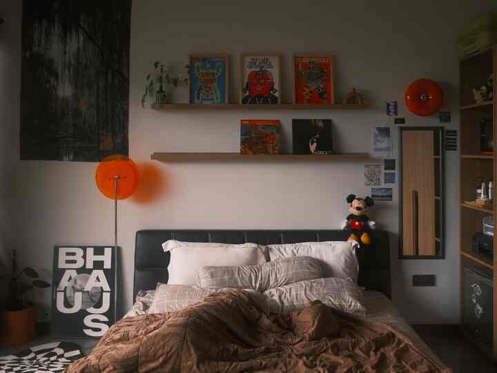 My bedroom is my safe and creative space. Disini bisa menyalurkan emosi dan juga kreatifitas. 3 hal fav saya adalah lampu orange yang memberikan warna kontras pada ruangan secara visual memberikan saya kesenangan tersendiri, kursi camping area teras kamar ketika sore saya dapat minum kopi didepan dan juga vinyl player dengan LP yang saya miliki. Hal-hal tersebut merupakan segelintir barang” favorite dalam ruangan kamar saya sehingga saya semakin nyaman berada di kamar 🍃 #MyFavoriteRoom #MyFavoriteItems. #MyHouseStory 