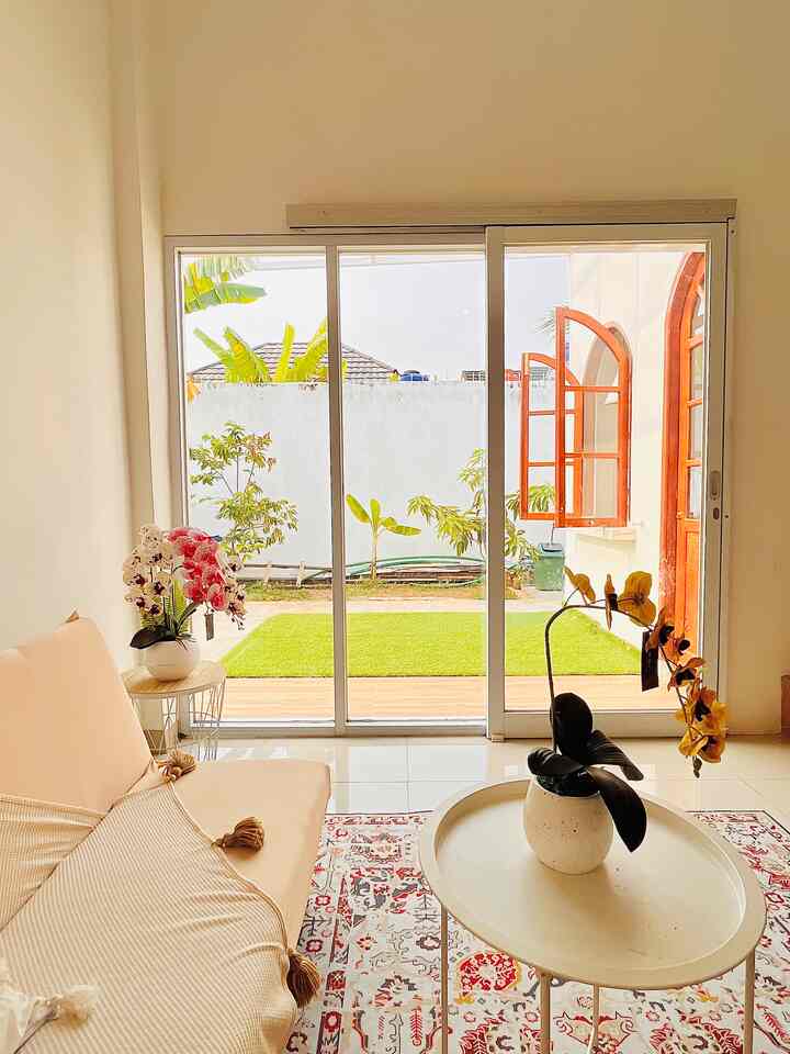 rumah itu sama kayak jodoh kalo kata orang !
sejauh apapun kita cari, kalo jodohnya ada di depan mata bakal tetap ‘balik’ kesitu juga.

iya rumah ini tuh ga kami sangka bisa ‘klik’ disini, Alhamdulillah lokasi yg dekat dg rumah orang tuaku. padahal sebelumnya kita udah keliling cari rumah/tanah sampai ke pinggiran kota.

salah satu spot favorite dirumah kami, sebut aja spot itu ‘backyard’ dimana menurutku disana jantungnya rumahku, diarea ini kami bisa bersantai, menatap ke dalam rumah, melihat dapur, menikmati taman dan memandang langit 🌸

disini aku tampilin juga before-after renovasi ‘backyard’ dan tampilan pintu dapur dengan style ‘classic arch’..

#MyHomeStory
#MyHomeJourney
#MyHomeSweetHome
#Minimalis
#Backyard