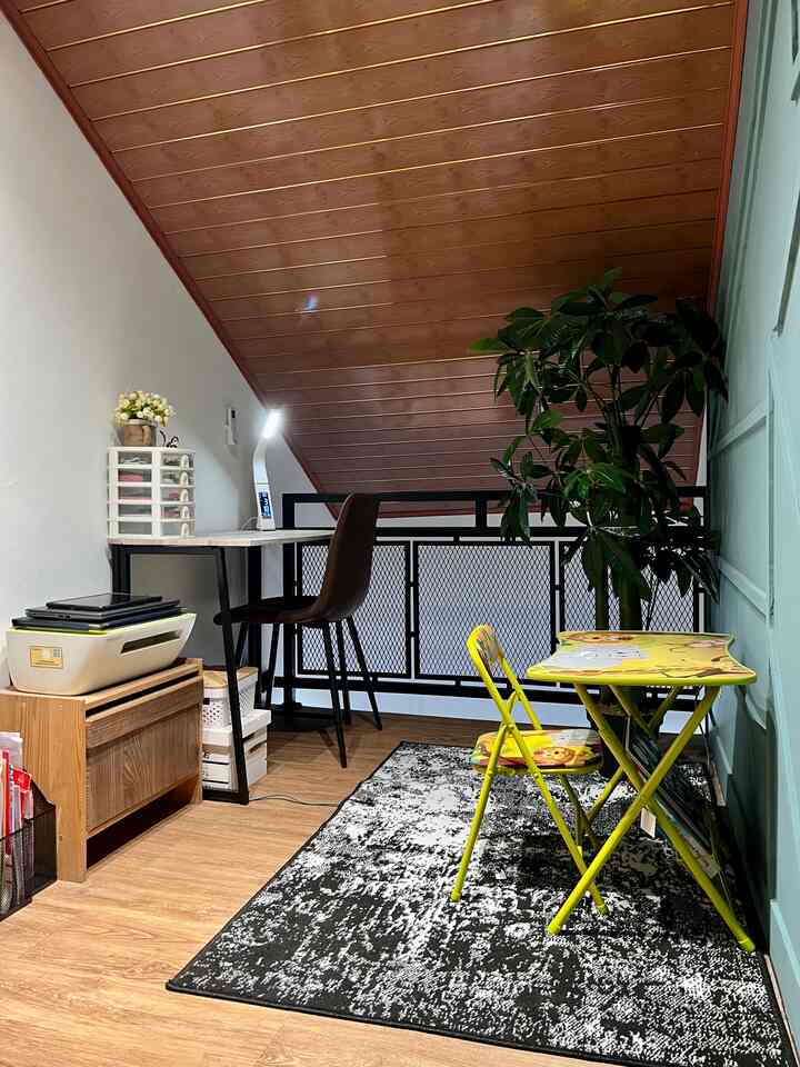 Area mezzanine yang difungsikan sebagai tempat kerja dan tempat belajar. 

#inspirasirumah #ruangkerja #ruangbelajar #tangerang #rumahsederhana #mezzanine 