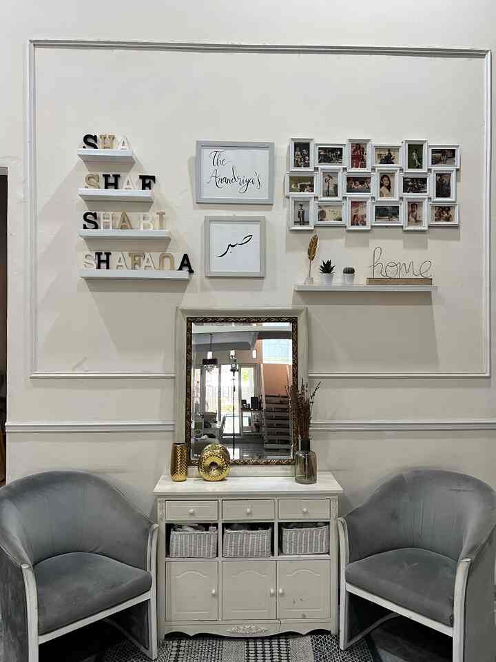 Membuat tampilan ruangan di rumah menjadi fancy .
Aku memang suka sekali dengan pernak pernik dekorasi . Terlebih lagi style rumahku memang modern classic . Dengan meletakan standing mirror di atas kabinet membuat tampilan ruang santau di rumahku menjadi mewah . Dan untuk menambah kesan yang estetik aku meletakan beberapa pajangan wall decor . 

Terdapat 2 single sofa yang aku tempatkan disitu . Sofa lama yang aku cover ulang dengan menggunakan bahan suede / bludru  , memberi kesan mewah pada kedua sofa ini .

Aku fokuskan dengan memilih  warna putih dan abu pada furniture serta memberi sentuhan warna gold pada beberapa items dekorasi 

#classic #modern #classicmodern #bekasi #livewithkids #whitedecoration #livingroom #familyroom