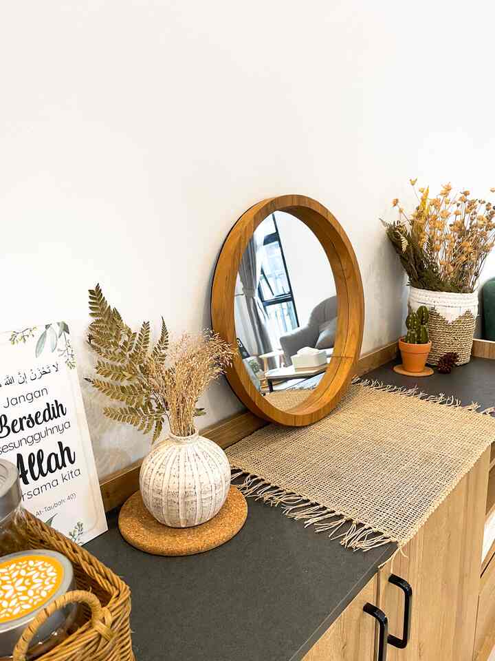 Cermin bulat kayu yang minimalis dapat berfungsi untuk bercermin sekaligus sebagai dekorasi yang menyatu dengan tema rustic decor. Untuk meminimalisir pemasangan paku pada tembok, cermin dapat juga diletakkan pada kabinet seperti ini.

#RusticDecor #dekorasinatural #cerminbulat #inspirasiruangkeluarga #scandinavian #inspirasikabinet 