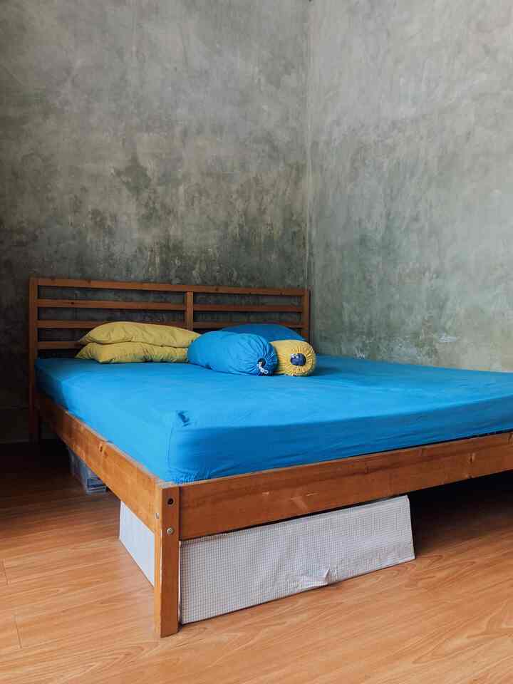 Kamar tidur bagi kami adalah tempat dimana kami akan menghabiskan sebagian besar waktu. Item dan materis yang sederhanan kami gunakan untuk kamar tidur ini. #cozybedroom #dekorasikamartidur #inspirasikamartidur #easthouse 