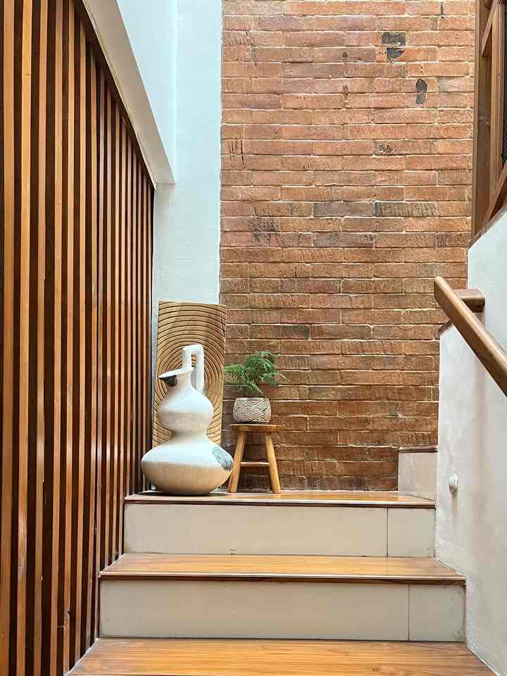 Salah satu tips biar tangga kamu ga polos banged coba taroh beberapa item dekorasi yg outstanding, ak suka taruh vase mix dekor kayu lain nya 👌

#homestagram #wood #stairs