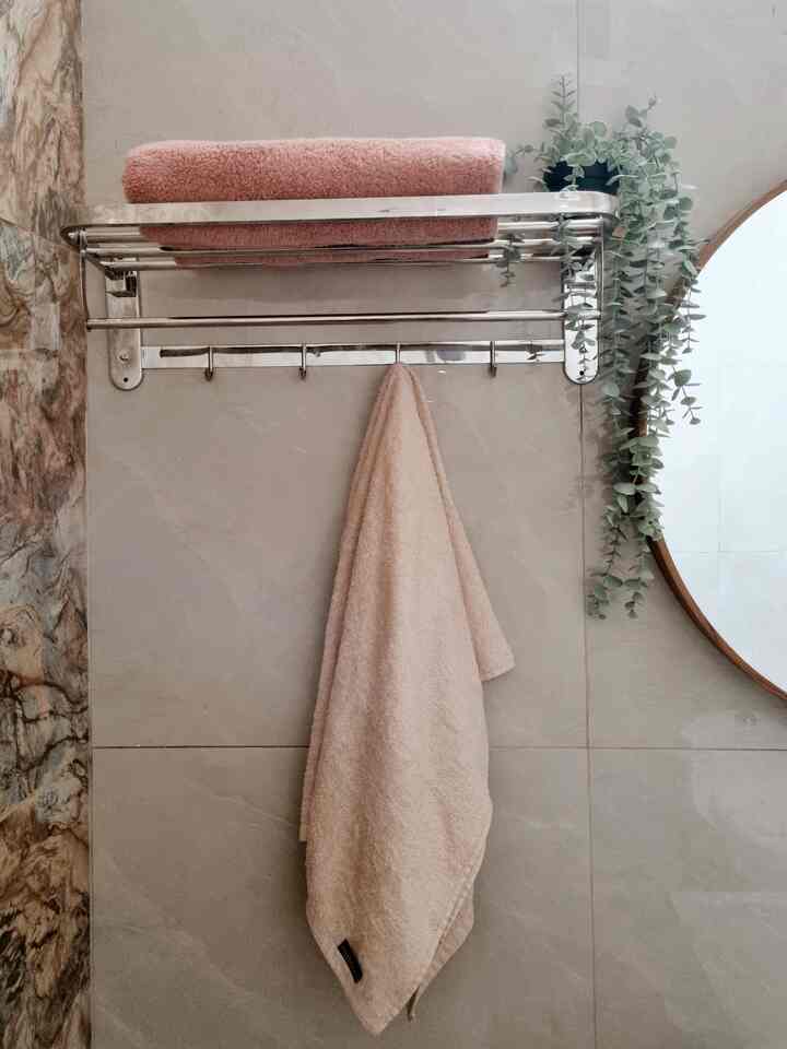 Throwback pembangunan kamar mandi satu tahun yang lalu. Motif marble ini bener2 bikin jatuh cinta. Kamar mandi ini terletak dibelakang master bedroom. Mimpi punya kamar mandi pribadi meskipun kecil akhirnya terwujud.

#bathroominspo #bathroomdesign #inspirasikamarmandi #idekamarmandimungil #bathroomideas #bathroom #desainkamarmandi #homedecor