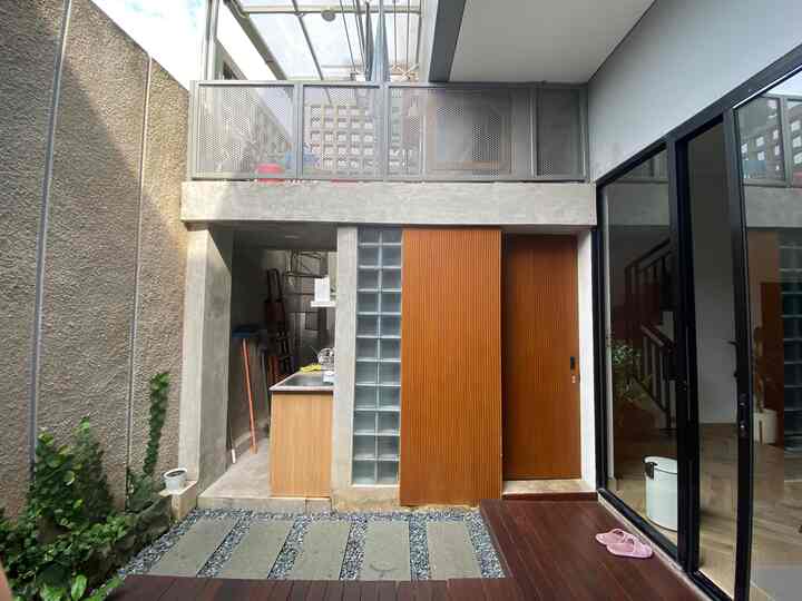 Salah satu icon dari heima living adalah area ini✨ yes service area yg dibuat custom after garansi dari developer selesai. Area ini mencakup kamar ART, dapur cuci kotor dan area laundry jemur serta mini backyard. Semua yg dibutuhkan jadi satu di area ini dan untung nya area nya cukup🥹 next project kayanya mau tambah storage dr material besi yg tahan panas dan hujan hehe nabung dulu ya semoga lancar 🙏🏼😆🌱

#myhomejourney #ceritarumahku #myfavoriteroom #servicearea #laundryroom #rumahmungil #minimalis 