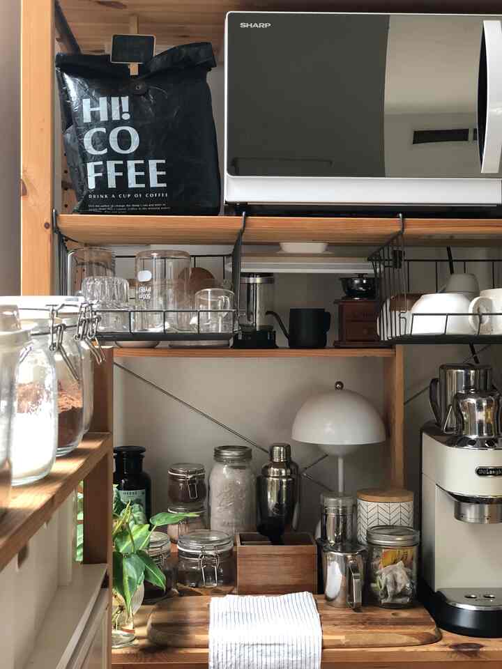 Ruangan paporit yg ga pernah sepi. Tempat ngopi dan makan, ruangan ini menyatu dengan dapur. Jadi ya sudah pasti ini jantungnya rumah ini.. tidak ada konsep khusus utk ruangan ini. Yg pasti beberapa tanaman watering propagate bikin ruangan ini tambah fresh dan homey pastinya.. yg pernah kerumah ini sudah pasti dihidangkan kopi ala ala cafe.. soal rasa boleh diadu donk 😆
Sekian dari ruangan paporit di #rumahrazil . Selamat berakhir pekan teman2 semuaa🤎

#aestheticroom #aesthetichomedecor #homestyling