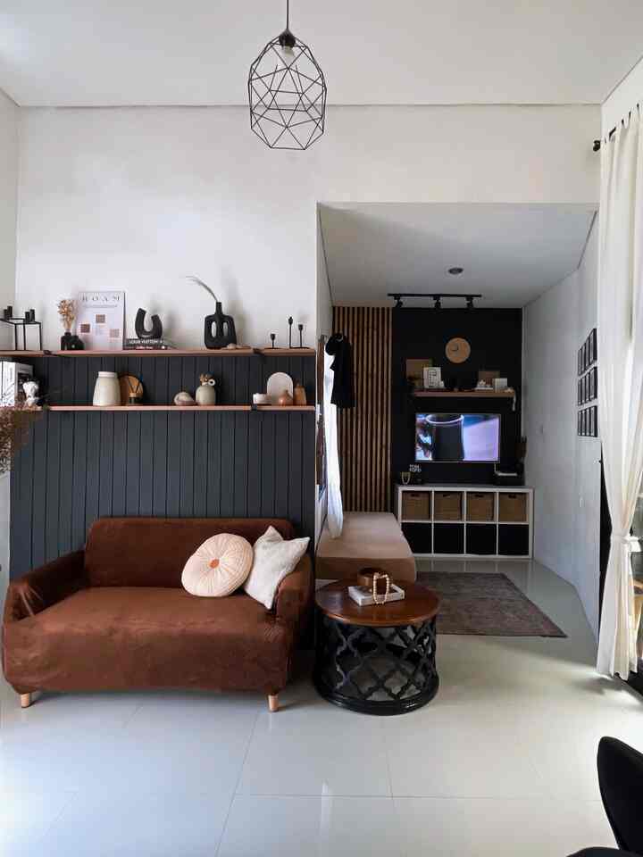 Suasana baru setelah vynil di lepas, jadi lebih terang dan terkesan luas ✨ 
Bye Vynil 👋🏻 Hello again Granit 🤣😅
.
.
#livingroom #livingroomdecor #livingroominspo #ruangtamu #ruangkeluarga #ruangtv #warmandbold #minimalistbold #rumahdeveloper #rumahmungil #66sqm #bandung #rumahkecil 