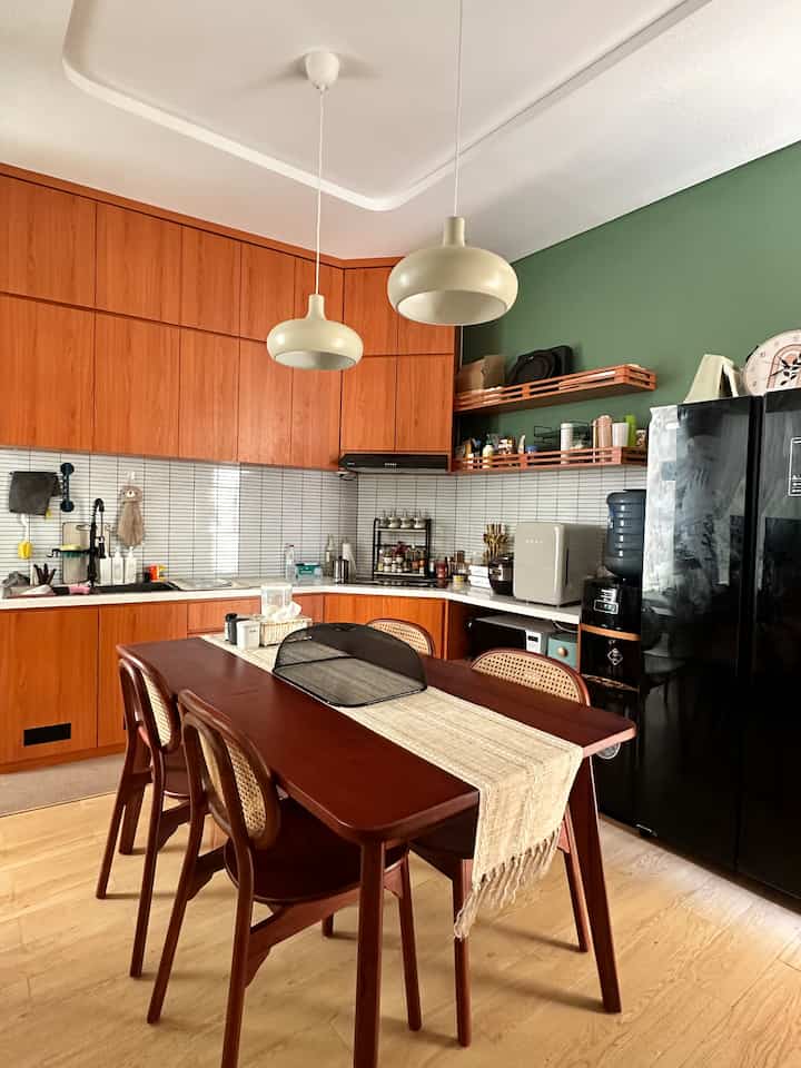 Sesuai janjiku kemarin, kita bakal kupas tuntas dapur Casadelusan..
Nah, kitchen set ini kita buat custom dengan bahan HPL mix solid surface untuk top tablenya. Kode HPL yang kita pilih Golden Cherry TH 202 B.
Awalnya kaget bgt pas jadi & dipasang kok warnanya terang bangettt tapi ternyata jadi cocok pas udah ada barang barangnya. Gradasi warna antara lantai, meja makan & kitchen setnya cantik! Hihihihi 
Untuk detail lemarinya sih standart yaa.. ada yang untuk rak piring, rak gantungan alat masak & laci yang kosongan.
Jujuuuurrr, ini adalah spot favorite aku hihihi
#kitchenstyling #kitchendecorideas #kitchenmakeover #semarang #rumahmungil #homedecorideas #homedecorinspo #aesthetickitchen 