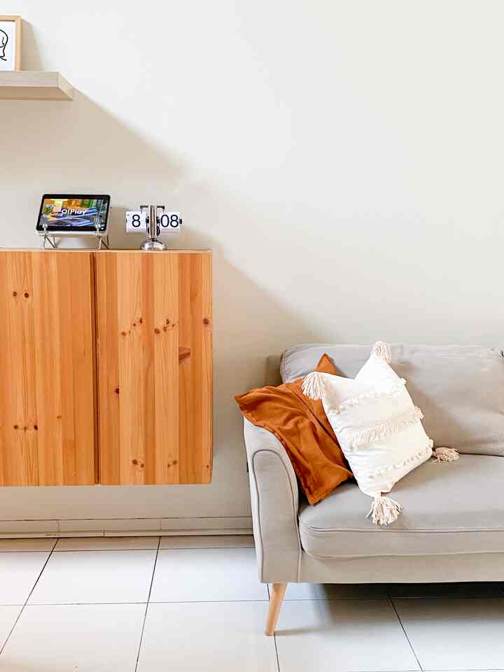 Simple living room..

ruang tamu sekaligus ruang keuarga ini menyatu dengan ruang makan juga.. disini aku dan keluarga suka nonton bersama dan santai santai.

Ga banyak dekorasi yang aku pakai disini, karena dirumah ada anak kecil yang suka jahil takutnya tar pecah/ tambah berantakan😅

Paling aku tambah bantal di sofa, atau jam di atas lemari.. terinspirasi dari temen temen Ohouse! aku beli nya di marketplace😊  dari link yang temen temen Ohouse! share🫶🏻

#livingroomstyling #livingroomdecor #livingroommakeover #bandung #greynaehaus #rumahopenhouse #rumahminimalis 