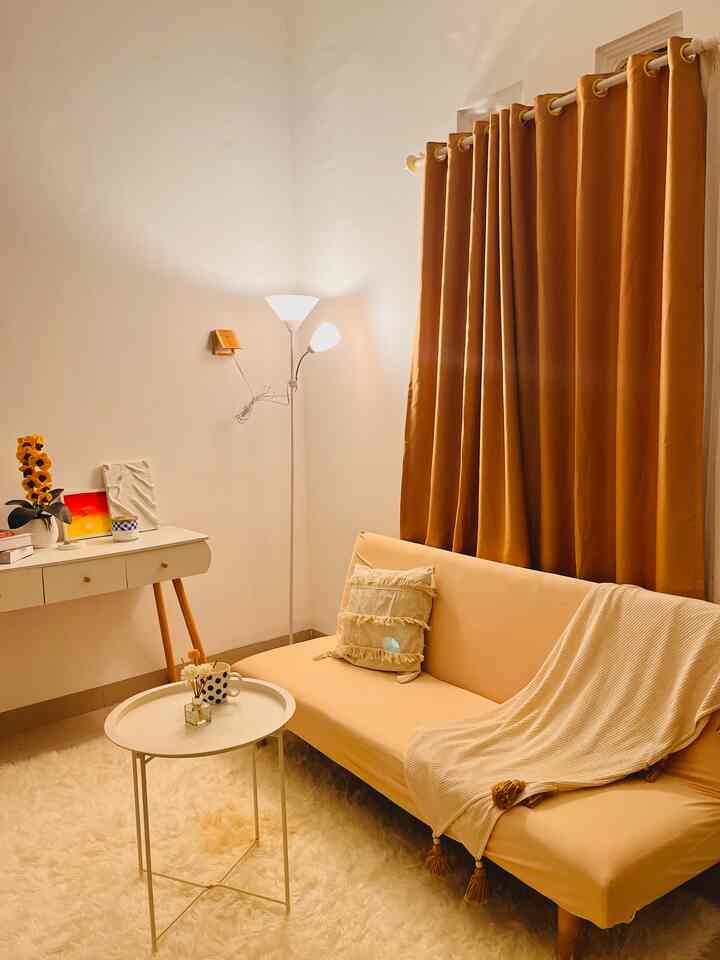 Malam Temaram

suasana malam di ruang tamu rumah.buni dengan ambiance hangat.  Pemilihan lampu di area ini adalah fokus utama karena untuk menonjolkan kesan hangat yang semakin terasa moodnya dengan cahaya standing lamp berwarna warm white. 

#livingroomstyling
#livingroomdecor
#livingroommakeover
#warm
#minimalis 