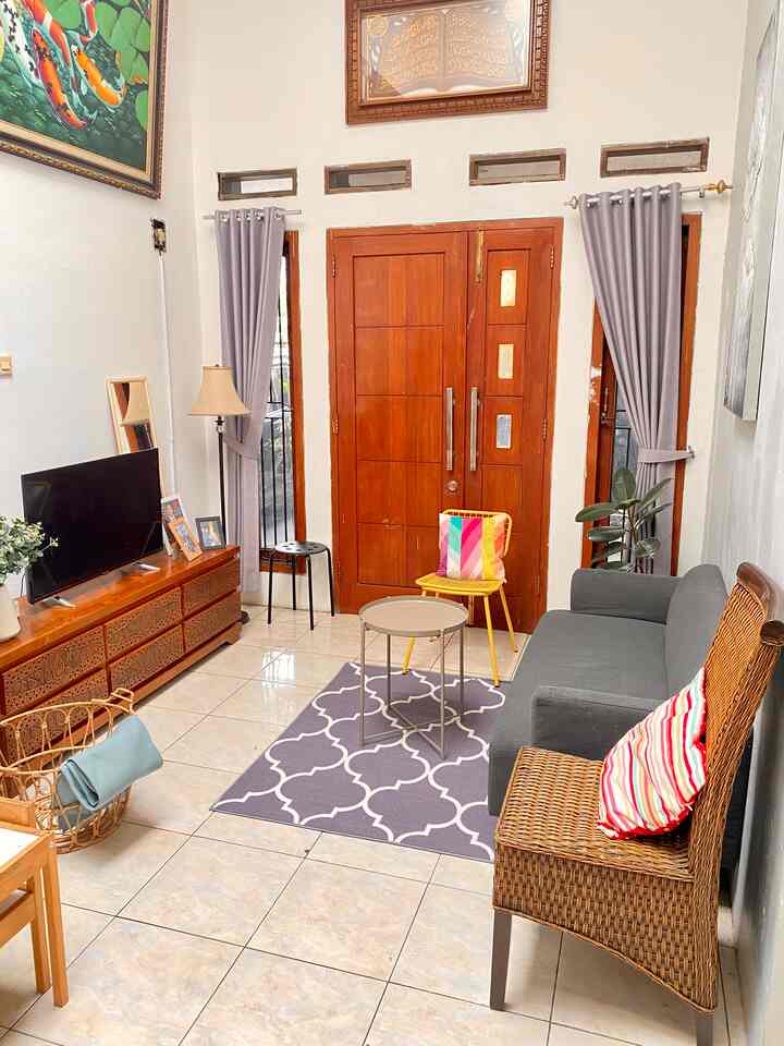My new-old furnished living room🩵🩵

#livewithkids #livingroom #ruangtamu #ruangtv #ruangtamucantik #ruangtamukecil #rumahdeveloper #tropical #depok 