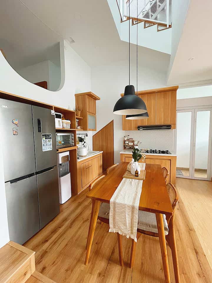 Kitchen plus dining area. Sebenarnya dapur ini merupakan dapur bersih, jadi sangat jarang digunakan untuk masak besar, paling manasin air atau masakan saja.
#diningarea #kitchen #drykitchen #diningtable #dapurminimalis #kitchendecor