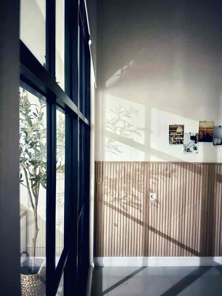 Ruangan yg paling berwarna di rumah. 
Slide 1 : Foto diambil pada siang hari dan saat ruangan masih kosong
Slide 2 : Foto saat ruangan sudah difungsikan sebagai ruangan bermain sekaligus belajar anak. 
#rumakoes #jakartabarat #rumahcluster #kamarbermain #varnessefloor #sharppoint #idedekorasiruanganbelajar #classicvintage #ruanganak-anak 