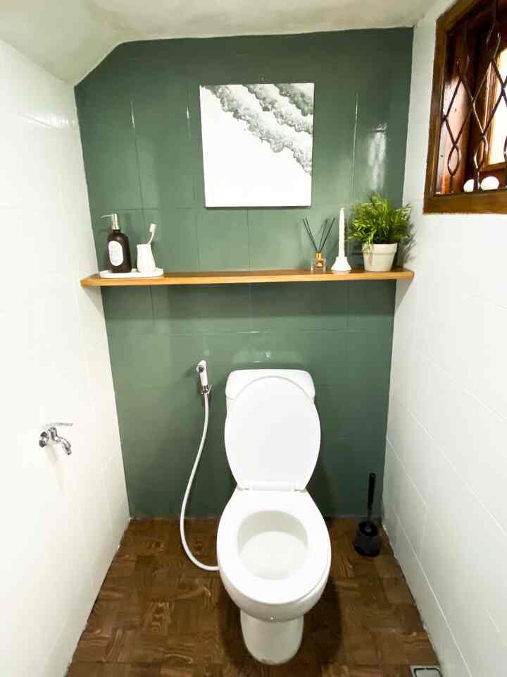 Renovasi Kamar Mandi Lowbudget Inspirasi Pinterest

Kamar mandi mungil di bawah tangga ini terinspirasi dari desain di pinterest. Dibantu oleh desainer interior yaitu kakak saya sendiri, Aisyah Hanani. 

Untuk menghemat budget, kami tidak mengganti seluruh lantai keramik. Pada keramik dinding, kami mengecatnya dengan cat upox. Dengan perpaduan warna putih untuk memberikan kesan bersih dan luas, dengan aksen warna grey green karena orang tua kami adalah pecinta warna hijau.

Pemilihan keramik dengan motif dark wood memberikan kesan hangat dan agar lantai keramik menyatu dengan kusen jendela kayu & pintu yang berwarna coklat tua. Penambahan rak dinding dari kayu jati juga sebagai aksen sekaligus sebagai tempat menaruh keperluan mandi serta homedecor.

#rumahtanpaarsitek #selfmakeover #DIY #Bekasi #livewithparents #midcenturymodern #decorlowbudget #catkeramik #upox