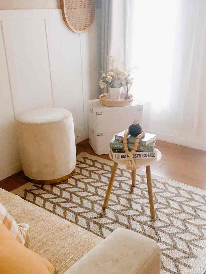 Colour Palette yg kami aplikasikan di rumah kami, living room khusus nya adalah wrn" Netral spt Putih, Bw, wood, hijau, cream, Suka dg colour pallete spt ini karna Timeless, gampang mix and match dg furniture n wrn lain nya jadi kawin bgt apalgi dg wrn" wood🤍

mix and match :
Furniture kayu
vase" hitam atau pun putih
karpet" motif abstrak/minimalis
kap lampu rotan
wallpanell motif kayu

Ruangan terkesan cozy, warm and neutral 🔍
Semoga menginspirasi🙏

#BringColorsToMyHome 
#HomeColorPalette
#HomeColorDesign
#minimalis #neutralcolor #scandinavian #japandi #livingroom

