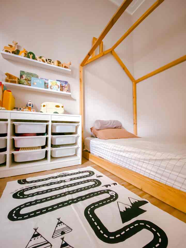 Kamer yang paling sering dipakai..
mulai dari bermain, tidur siang, dan belajar.

Oya karpet ini aku beli udah lumayan lama, dulu sampe ikut PO karena barangnya susah.. tapi sekarang udah banyak yang jual.. bahan nya gak terlalu tebal.. jadi mudah dibersihkan trus bisa jadi track main mobil mobilan😊 

#greynaehaus #rumahminimalis #kamaranak #kamarbermain 