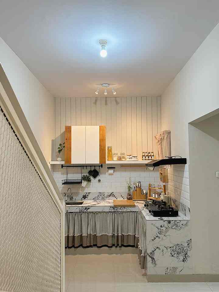 Total Budget beberapa barang yang aku beli untuk dapur.. 

waktu aku ngisi rumah, uang bener-bener habis tapi pengen segera punya dapur yang rapih dan aesthetic tapi bisa low budget.

Pilihan aku dengan cor dapur beton. Budget yang di habiskan sekirat 7 juta beserta harga granit santorini (belum sama perintilan)

Setelah itu baru deh sering2 survey ke banyak toko untuk menjadi inpirasi dan perbandingan harga. 

Biasanya kalau mata sreg dan harga sreg aku ambil. Kalau harga gak sreg dan mata sreg pasti ujung2nya gak ambil 😅

Total kira-kira bikin semua ini beserta perintilan di dapur perlu budget sekitar 18 juta..

Nah baru situ lama kelamaan bisa ngisi barang dengan cepat walaupun dana sangat terbatas.

#LowBudgetKitchen 
#LowBudgeKitchenMakeover
#LowBudgetKitchenInspiration



