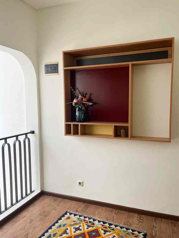 Rumah kami tidak memiliki style khusus yang dipilih untuk tema interior. Tapi, kami sangat suka dengan style mid-century sampai era retro yang menggunakan mix dari furnitur lama dan furnitur modern, dengan clash warna yang berani. Style tersebut bisa dilihat dari pilihan furnitur kami yang memakai banyak warna. #midcenturymodern #retro #homedecorinspo # aesthetichomedecor